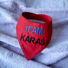 czerwona apaszka dla psa na zamówienie z własnym tekstem